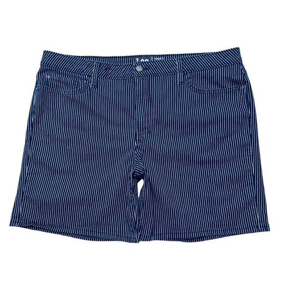 Lee Women 38 Short Blue White Stripes Regular Fit 6.5 in Inseam Mid Rise Stretch - Picture 1 of 9